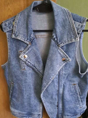 Denim vest with zipper like new, size M