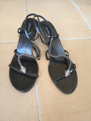 Migato black sandals used with snake decoration, size 40