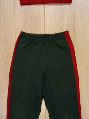 Feroti Sport workout set M like new, crop top and capri leggings gray and red