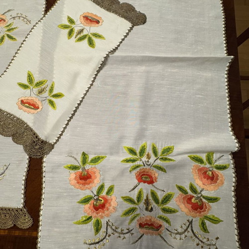 Embroideries new, set of 3 table runners with crocheted fringes