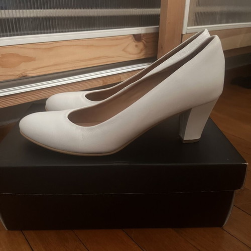 Leather white pumps like new, size 39, Greek craftsmanship