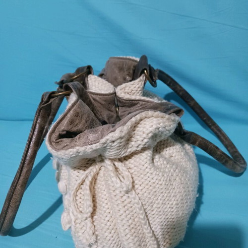 Knitted shoulder bag like new, white, wool