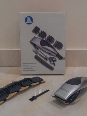 Focus hair clipper used with 3 attachments and cleaning brush