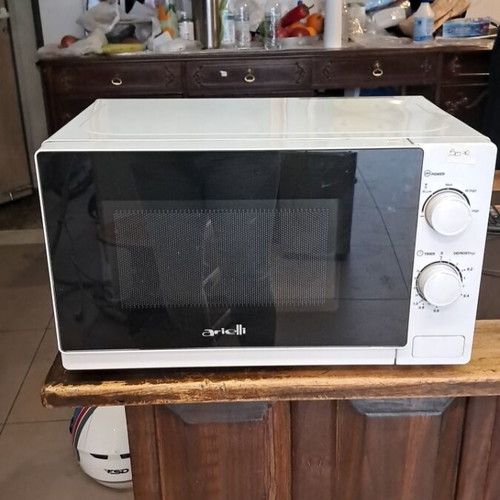Arielli microwave oven in excellent condition