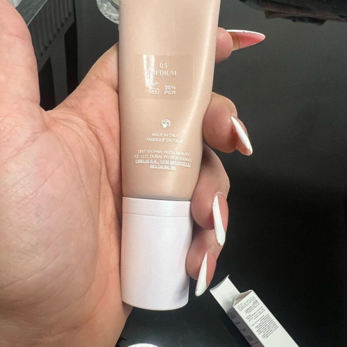 Huda Beauty Glowish Make Up Medium 05 new