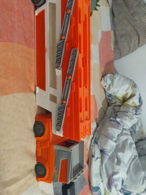 Hot Wheels Truck like new for over 20 cars