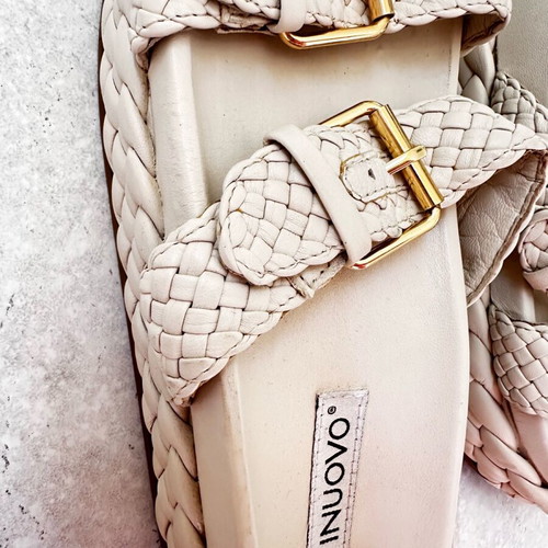Inuovo leather flatform sandals like new, off white cream