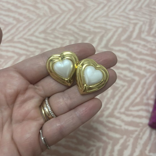 Earrings used heart-shaped gold tone with white center