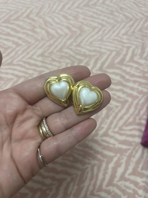 Earrings used heart-shaped gold tone with white center