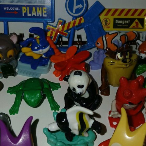 Kinder figures lot like new, over 20 pieces