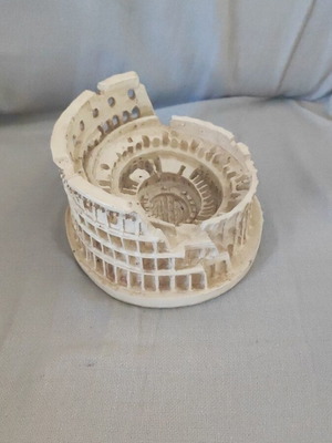 Colosseum miniature, vintage resin