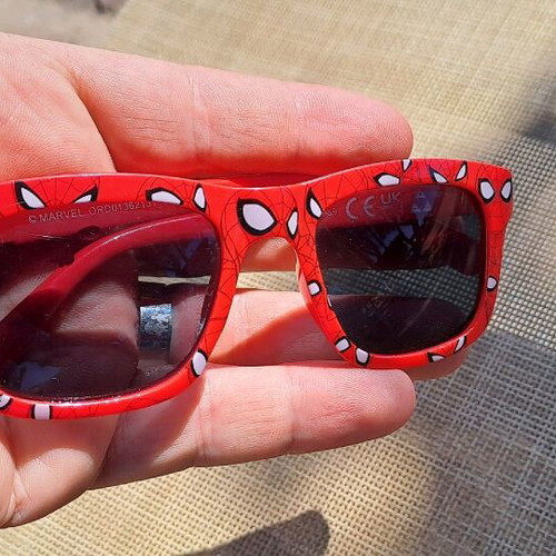 Marvel kids sunglasses like new, red multicolor