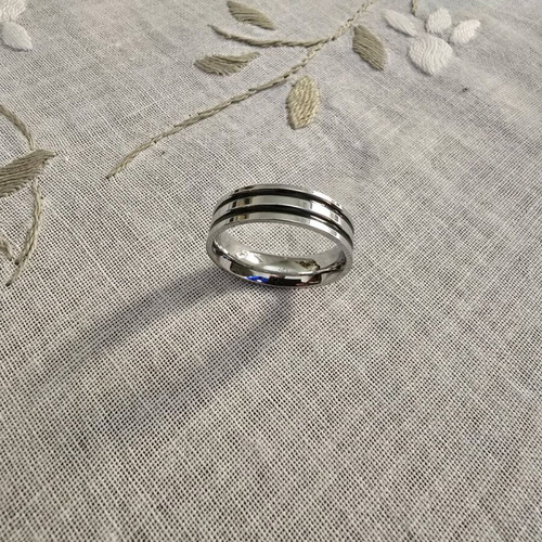 Men's rings like new, pack of 8, black and gray