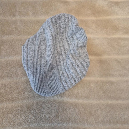 Set of two thin H&M hats like new with free beret