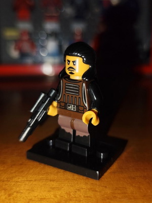 Tasu Leech Lego minifigure with blaster and base