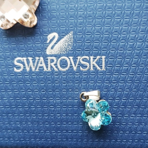 Σετ 2 κρυστάλλινων μενταγιόν Swarovski σαν καινούργιο, ροζ και τιρκουάζ