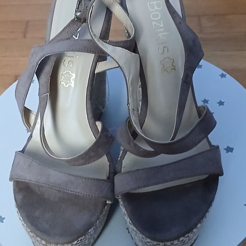 Bozikis beige suede high platform sandals like new, size 40
