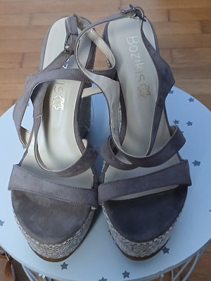 Bozikis beige suede high platform sandals like new, size 40