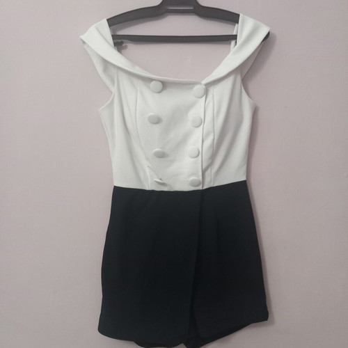 Short jumpsuit like new, black shorts with white top and gold zipper