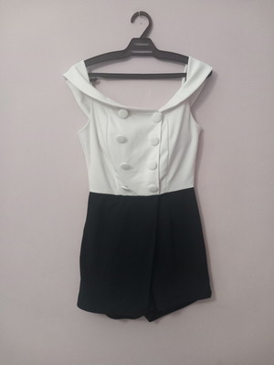 Short jumpsuit like new, black shorts with white top and gold zipper