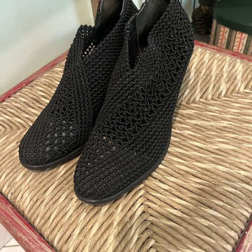 Bootie pumps size 38 black elastic lace like new