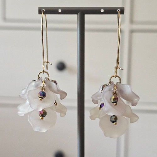 Dangling flower earrings like new with color-shifting beads