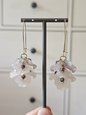 Dangling flower earrings like new with color-shifting beads