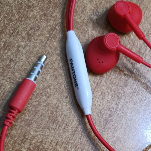 Pantone Celly Line wired earbuds like new, red, model PT-WDE001R1