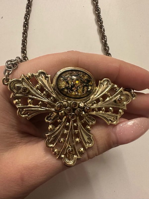Golden Majesty necklace like new with baroque style in gold and silver