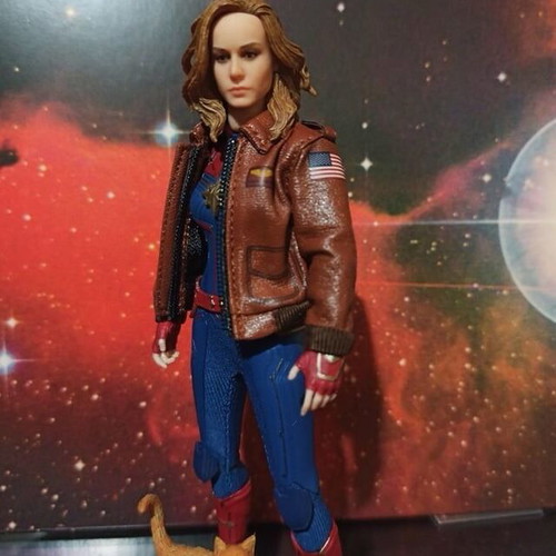Mezco One:12 Captain Marvel figure like new
