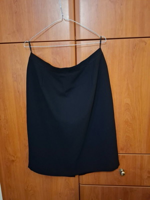 Black crepe skirt like new