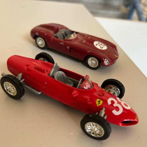 Ferrari model cars 1/43 used, metallic, set of two