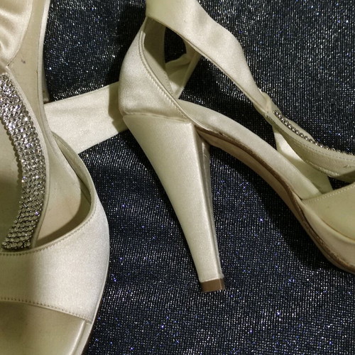 Nak sandals used with satin texture and rhinestones size 35 white and silver