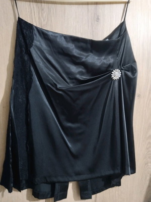 Φούστα κοντή σατέν Lynne μεταχειρισμένη με δαντέλα και καρφίτσα