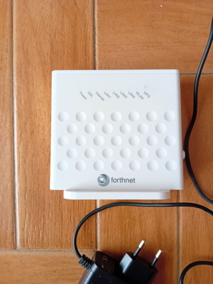 ZTE Router model ZXHN H1O8N like new with charger