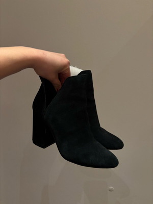 Steve Madden black ankle boots size 38 like new, suede