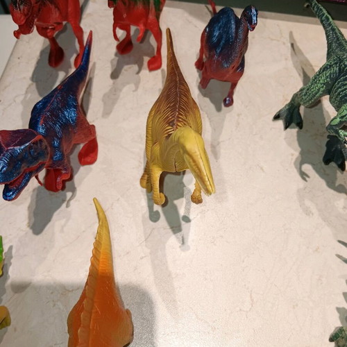 Dinosaur figures like new, set of 17 with dragons