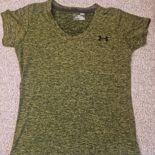 Under Armour Heat Gear workout shirt like new, size XL, green