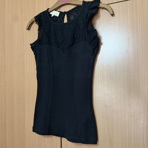 Lynne fitted ribbed blouse with lace, like new, size M
