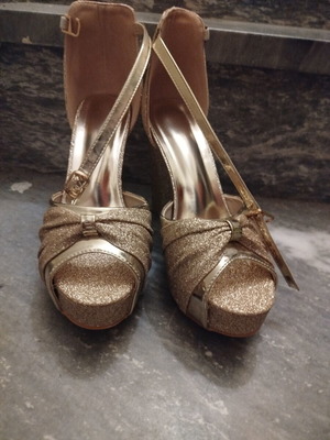 Gold high-heeled glitter platform sandals with ankle strap, size 38
