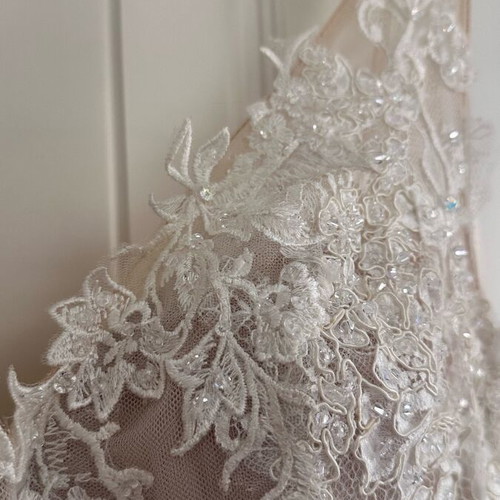 Justin Alexander Wedding Dress with Swarovski Crystals like new, size 8