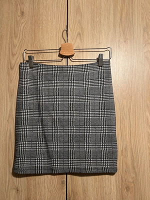 Knitted mini skirt used black and white with elastic waist noM