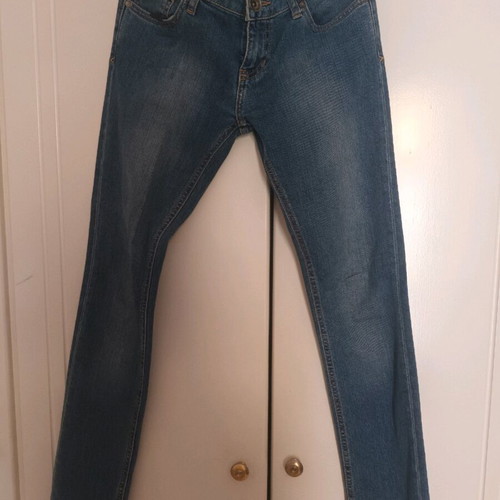 Jean Seven size 25 like new with subtle crystals on back pockets