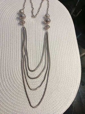 Women's metal necklace like new, silver color