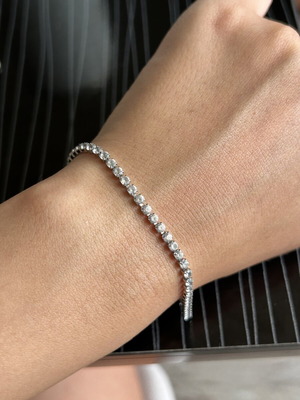 Steel tennis bracelet like new, silver color