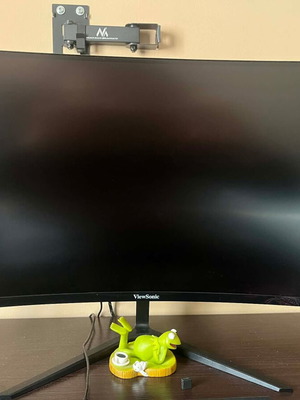 ViewSonic 27" curved gaming monitor 144 Hz used with speakers