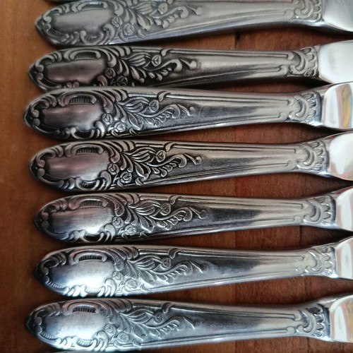 Vintage set of 9 dining knives in like new condition