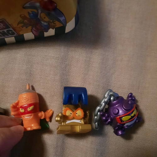 Superzincs metal box with 6 figures like new