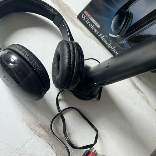 MH2001 Wireless Headphones black, lightly used, no charger