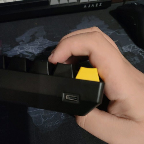 Keyboard like new with keycap puller and mousepad